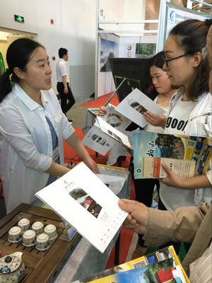 灵龙湖亮相2017年信阳旅游产品茶叶节产品展览会